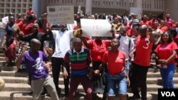 Striking court workers rally outside the High Court building in Blantyre, Malawi, Dec. 13, 2022. (Lameck Masina/VOA)