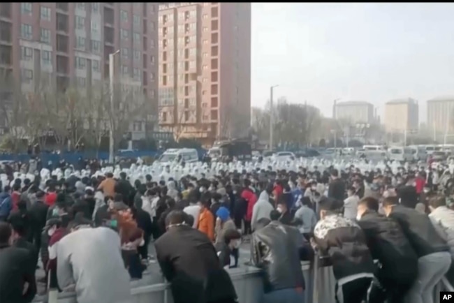 中国河南郑州富士康苹果代工厂的工人举行抗议。（2022年11月23日）