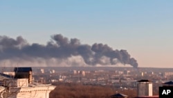 俄罗斯库尔斯克州当局发布照片显示，库尔斯克机场被无人机袭击后的燃起的浓烟。（2022年12月6日）