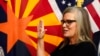La nueva gobernadora de Arizona, Katie Hobbs, presta juramento en una ceremonia en el Capitolio estatal de Phoenix, el 2 de enero de 2023. 