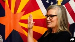 La nueva gobernadora de Arizona, Katie Hobbs, presta juramento en una ceremonia en el Capitolio estatal de Phoenix, el 2 de enero de 2023. 