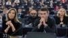Članovi Evropskog parlamenta slušaju izlaganje predsednice Roberte Mecole na specijalnoj sednici o lobiranju, 12. decembra 2022. u Starsburu. 