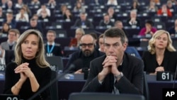 Članovi Evropskog parlamenta slušaju izlaganje predsednice Roberte Mecole na specijalnoj sjednici o lobiranju, 12. decembra 2022. 