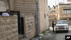 Polisi Israel memblokir jalan menuju rumah seorang penyerang Arab di kota Arab Israel Kfar Qassem, Israel, dengan mobil patroli, Jumat, 23 Desember 2022. (AP/Mahmoud Illean)