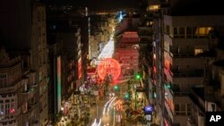 Suasana penyalaan lampu Natal di pusat kota Vigo, Spanyol, Sabtu, 19 November 2022. (AP /Lalo R. Villar)