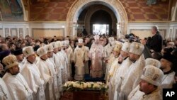 El metropolitano Epifanio, en el centro a la derecha, y los sacerdotes ofrecen un servicio de Navidad ortodoxo dentro de la catedral de Pechersk Lavra de Kyiv, Ucrania, de casi 1.000 años de antigüedad, el sábado 7 de enero de 2023.