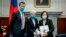 Presiden Taiwan Tsai Ing-wen (kanan), bersama Johannes Vogel, wakil ketua Partai Demokrasi Bebas Jerman (kiri), dan Marie-Agnes Strack-Zimmermann, ketua Parlemen Jerman di Taipei, Taiwan, Selasa, 10 Januari 2023. (Kantor Kepresidenan Taiwan via AP)