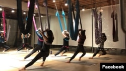 Berlatih di studio D&A Flying Yoga. (Facebook/DandAFlyingyoga)