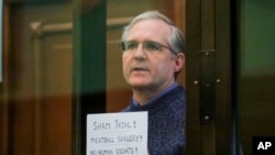 Paul Whelan, bivši američki marinac koji je uhapšen i osuđen zbog navodne špijunaže, sluša pesudu u staklenom kavezu u Sudu Grada Moskve, u Moskvi, 15. juna 2020.