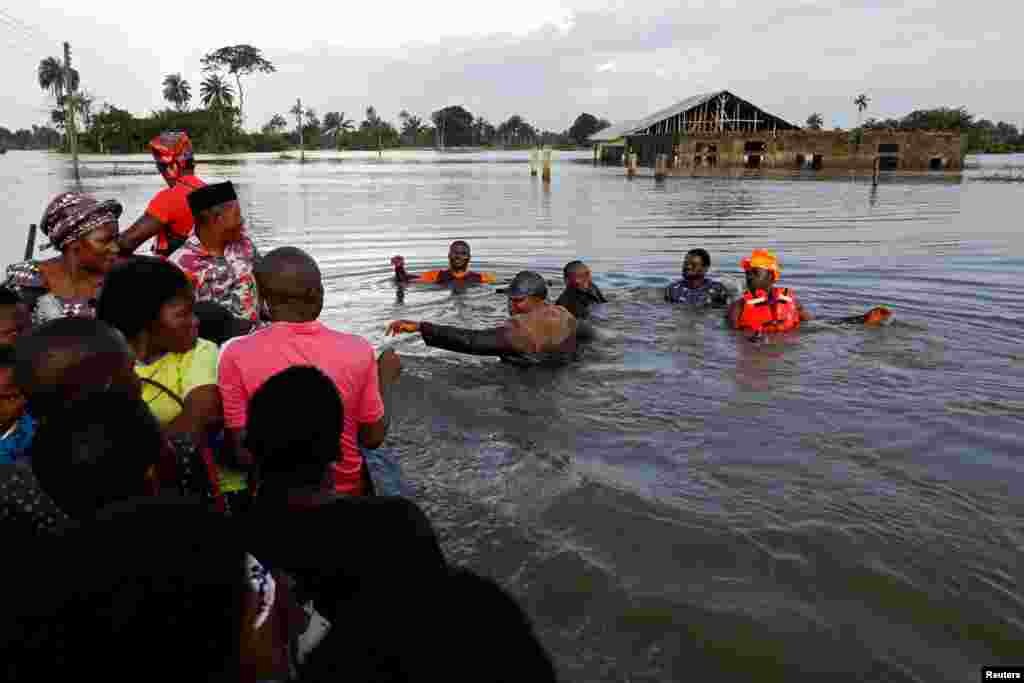 Wakazi wa Obagi, jimbo la River Nigeria wakikimbia mafuriko