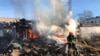 Un bombero trabaja en un sitio de un mercado atacado por misiles rusos, en medio del ataque de Rusia a Ucrania, en la ciudad de Shevchenkove, región de Kharkiv, Ucrania, 9 de enero de 2023. (Gobernador de la región de Kharkiv, Oleh Sunehubov vía Telegram/Handout vía Reuters)