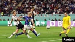 El delantero japonés Takuma Asano dispara a puerta en un partido en que Japón sorprendió al favorito a Alemania para ganarle 2-1 en su primera intervención de la Copa Mundial de Fútbol, en Qatar, el 23 de noviembre de 2020.