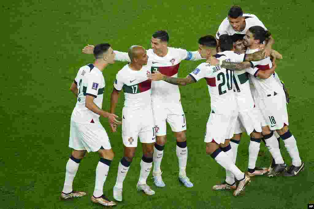 El portugués Cristiano Ronaldo, centro, celebra con sus compañeros después de que Ricardo Horta anotó el gol inicial, durante el partido de fútbol del grupo H. El equipo se clasificó primero de su grupo con seis puntos.