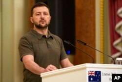 Presiden Ukraina Volodymyr Zelenskyy berdiri di podium saat konferensi pers di Kyiv, 3 Juli 2022. (Foto: AP)