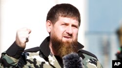 Ramzan Kadyrov, pemimpin provinsi Chechnya di Rusia, berbicara di ibu kota Chechnya, Grozny, pada 29 Maret 2022. (Foto: AP)