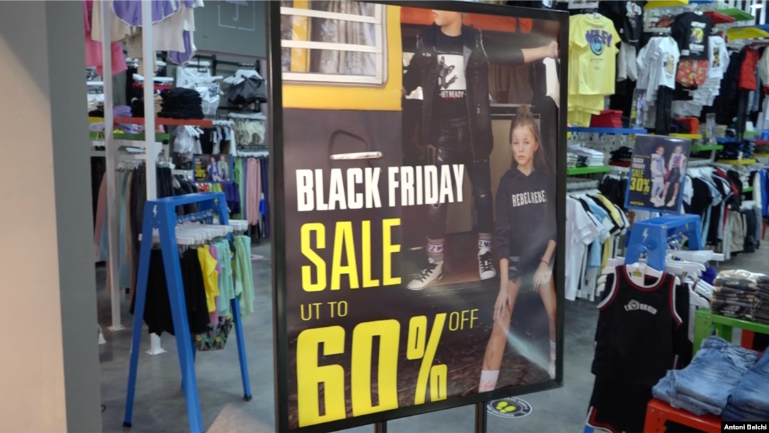 Peritel AS memberikan diskon besar-besaran pada "Black Friday", atau sehari setelah hari libur Thanksgiving di AS. 