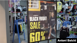 Vista de una tienda que ofrecen descuentos de hasta el 60% con motivo del Black Friday en el centro comercial Dolphin Mall de la ciudad de Doral, en Florida (Foto: Antoni Belchi / VOA)