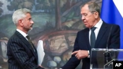 Menteri Luar Negeri India Subrahmanyam Jaishankar, kiri, dan Menteri Luar Negeri Rusia Sergey Lavrov berjabat tangan setelah konferensi pers bersama menyusul pembicaraan mereka di Moskow, Rusia, Selasa, 8 November 2022. (Maxim Shipenkov/Pool Photo via AP)