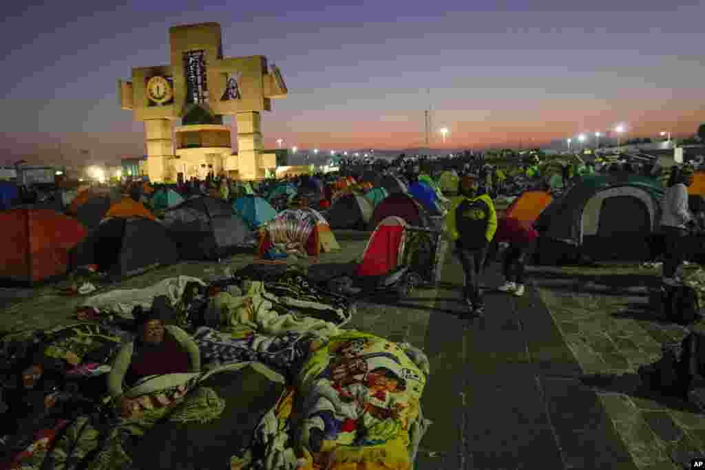 Аџиите спијат надвор од базиликата Гвадалупе во Мексико Сити.