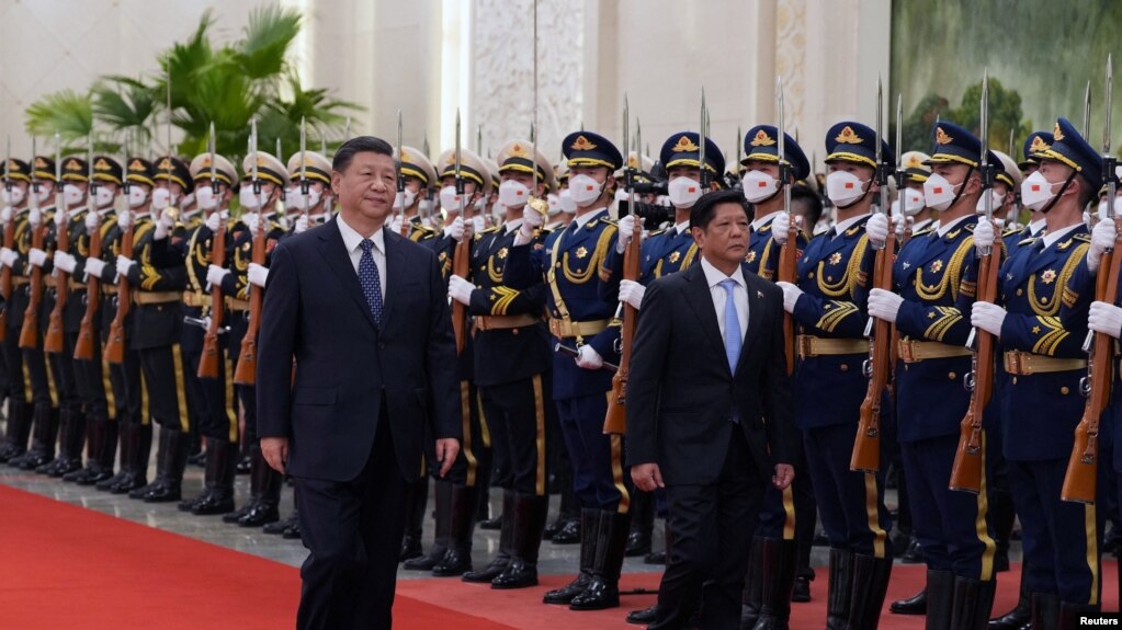 资料图片：中国国家主席习近平2023年1月4日为到访的菲律宾总统小马科斯举行欢迎仪式。（路透社）(photo:VOA)