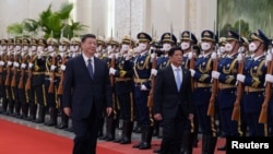 资料图片：中国国家主席习近平2023年1月4日为到访的菲律宾总统小马科斯举行欢迎仪式。（路透社）