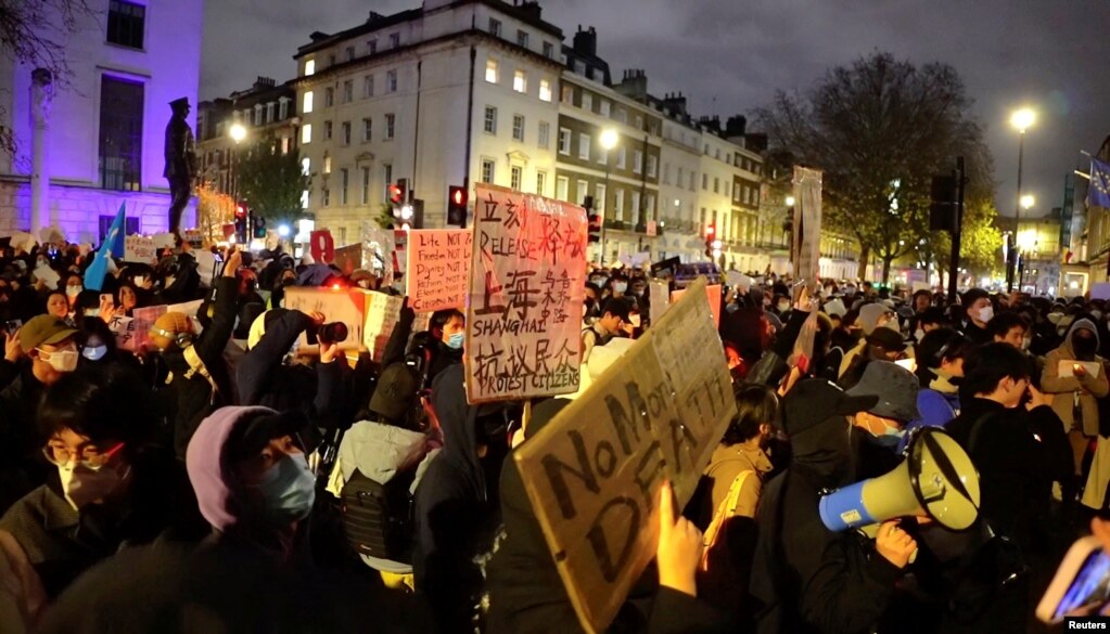 示威者在中国驻伦敦大使馆外抗议中国严厉的防疫政策，支持上海民众示威。 （2022年11月17日）(photo:VOA)