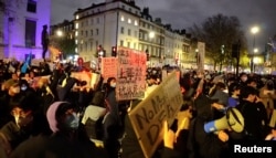 示威者在中国驻伦敦大使馆外抗议中国严厉的防疫政策，支持上海民众示威。 （2022年11月17日）
