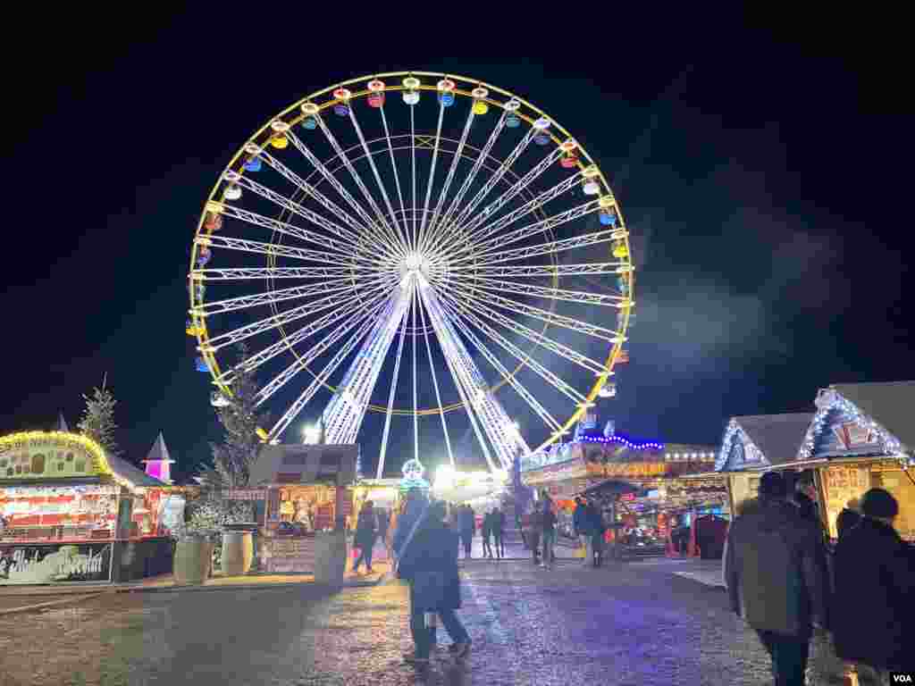 La noria es una de las atracciones principales del mercadillo navideño de Le Barcarès, ubicado al sur de Francia.&nbsp;