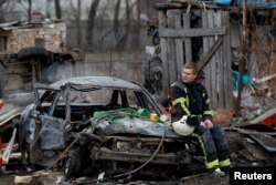 یک امدادگر در خانه مسکونی که در جریان حمله موشکی روسیه به اوکراین آسیب رسیده است. کی‌یف، اوکراین - ۲۹ دسامبر ۲۰۲۲ (۸ دی ۱۴۰۱)