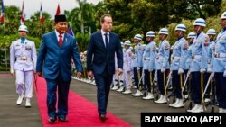 Menteri Pertahanan Prabowo Subianto dan Menteri Pertahanan Prancis Sebastien Lecornu memeriksa pasukan kehormatan di Jakarta, Jumat, 25 November 2022.(Foto: Bayu Ismoyo/AFP)