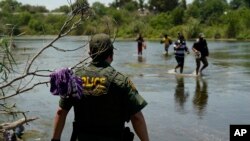 En 2022, más de 2.100 extranjeros fueron retenidos por traficantes de migrantes, según informó el Instituto Nacional de Migración mexicano en un comunicado. 