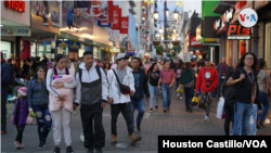 Personas caminan en una avenida principal en San José, Costa Rica, donde hay más de 200 mil exiliados. Foto Houston Castillo, VOA