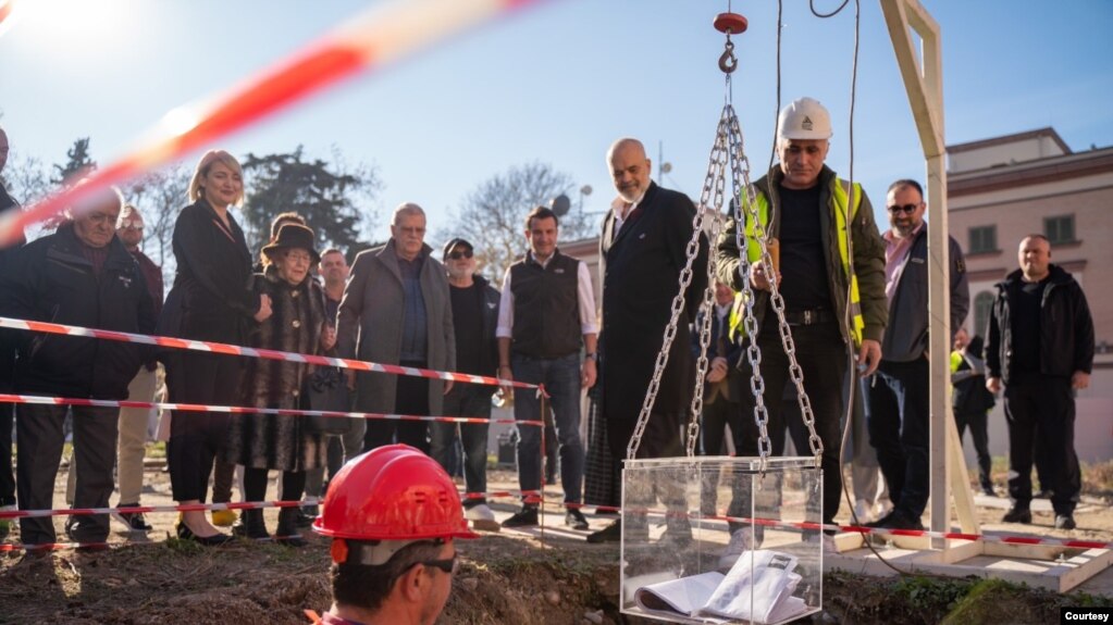Tiranë, ceremonia për nisjen e punimeve për ndërtimin e Teatrit të ri Kombëtar