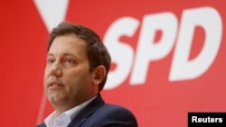  德国执政联盟社民党联席党魁克林贝尔（Lars Klingbeil）在柏林的一个记者会上讲话。（2023年1月9日）
