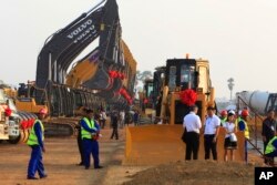 Mesin-mesin konstruksi saat upacara peletakan batu pertama pembangunan jalan tol di Kamboja yang dibiayai dengan dana dari China (foto: dok).