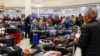 Para penumpang maskapai Southwest Airlines antre untuk memeriksa bagasi mereka dari penerbangan yang dibatalkan di Bandara Internasional Midway Chicago, Selasa 27 Desember 2022.