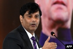 FILE - Top Pakistani news anchor Arshad Sharif speaks during an event on 'Regime Change Conspiracy and Pakistan's Destabilisation' in Islamabad, June 22, 2022.