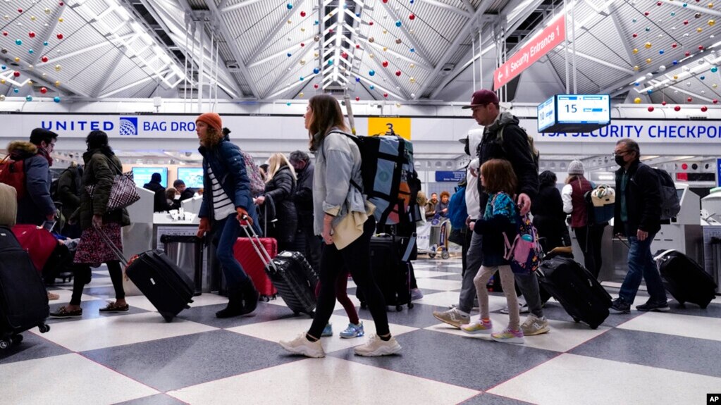 2022 年 12 月 22 日，旅客穿过芝加哥奥黑尔国际机场的 3 号航站楼(photo:VOA)