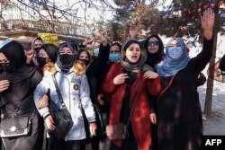 Perempuan Afghanistan meneriakkan slogan untuk memprotes larangan pendidikan di bangku universitas bagi perempuan, di Kabul pada 22 Desember 2022. (Foto oleh AFP)