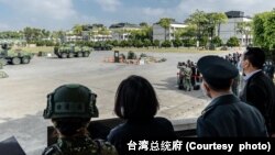 台湾总统蔡英文(中)元月6日在嘉义视察国军部队的演练。（照片来自台湾总统府）