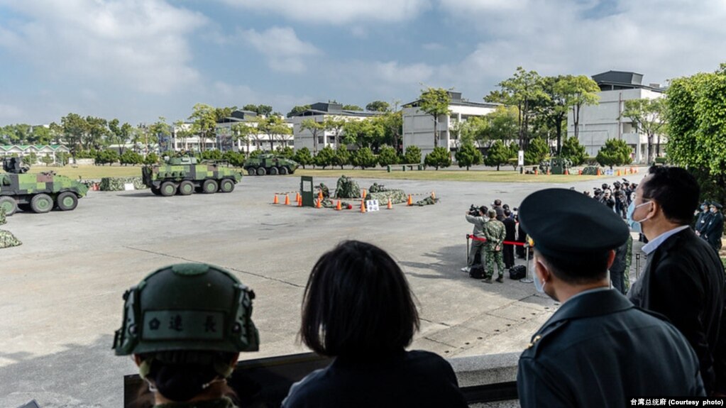 台湾总统蔡英文(中)元月6日在嘉义视察国军部队的演练。（照片来自台湾总统府）(photo:VOA)