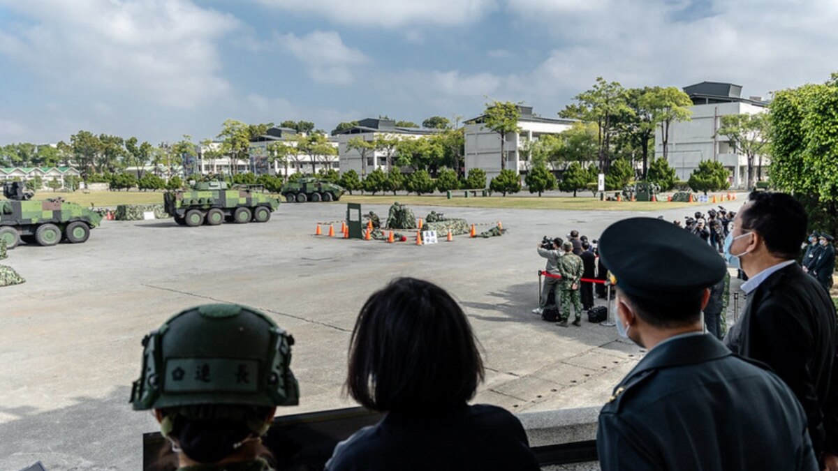 中国抗议美军舰通过台湾海峡之际 蔡英文总统视察台湾军事基地