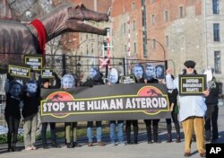 Aksi unjuk rasa aktivis James Cromwell (kanan), menyerukan para pemimpin dunia untuk "Hentikan Asteroid Manusia" saat berlangsungnya COP15 di Montreal, Quebec, Kanada, Kamis, 15 Desember 2022. (Graham Hughes/AP untuk Avaaz)