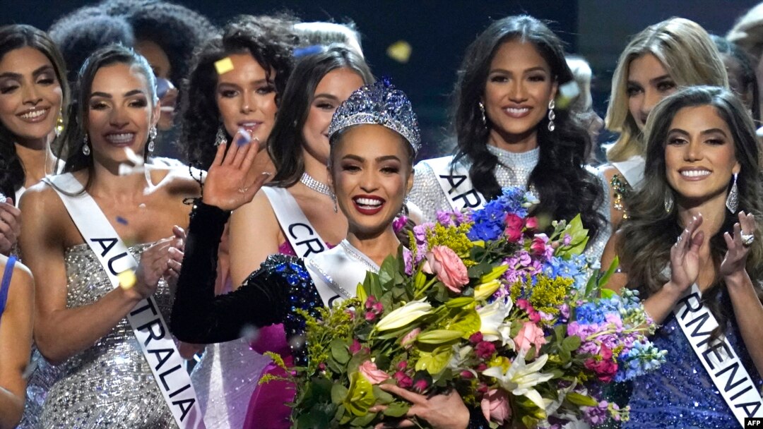 R'Bonney Gabriel celebra después de ganar la 71ª competencia de Miss Universo en el Centro de Convenciones Ernest N. Morial de Nueva Orleans en Nueva Orleans
