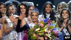 R'Bonney Gabriel celebra después de ganar la 71ª competencia de Miss Universo en el Centro de Convenciones Ernest N. Morial de Nueva Orleans en Nueva Orleans