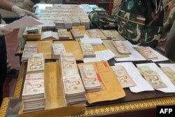 Kantor Komisi Anti-Korupsi Nasional Thailand memamerkan uang kertas Thailand yang ditemukan di kantor direktur jenderal Departemen Taman Nasional, Margasatwa, dan Konservasi Tumbuhan Thailand, di Bangkok. (Foto: AFP)