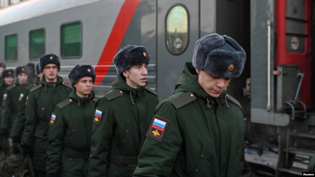 俄罗斯鄂木斯克州被征召的男子准备搭乘火车前往军营。（2022年11月27日）(photo:VOA)