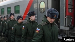 俄羅斯新兵正準備登上火車前往軍營。（2022年11月27日）