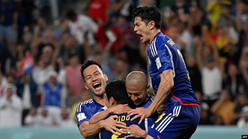 2022年世界杯赛事上，日本队迎战克罗地亚时，日本球员庆祝一次进球 （2022年12月5日）(photo:VOA)