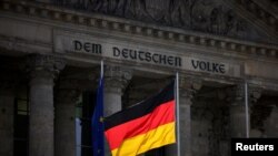 FILE: Bendera nasional Jerman di depan gedung Reichstag, kantor majelis rendah parlemen Bundestag, di Berlin, Jerman, 5 April 2022. (REUTERS/Lisi Niesner)